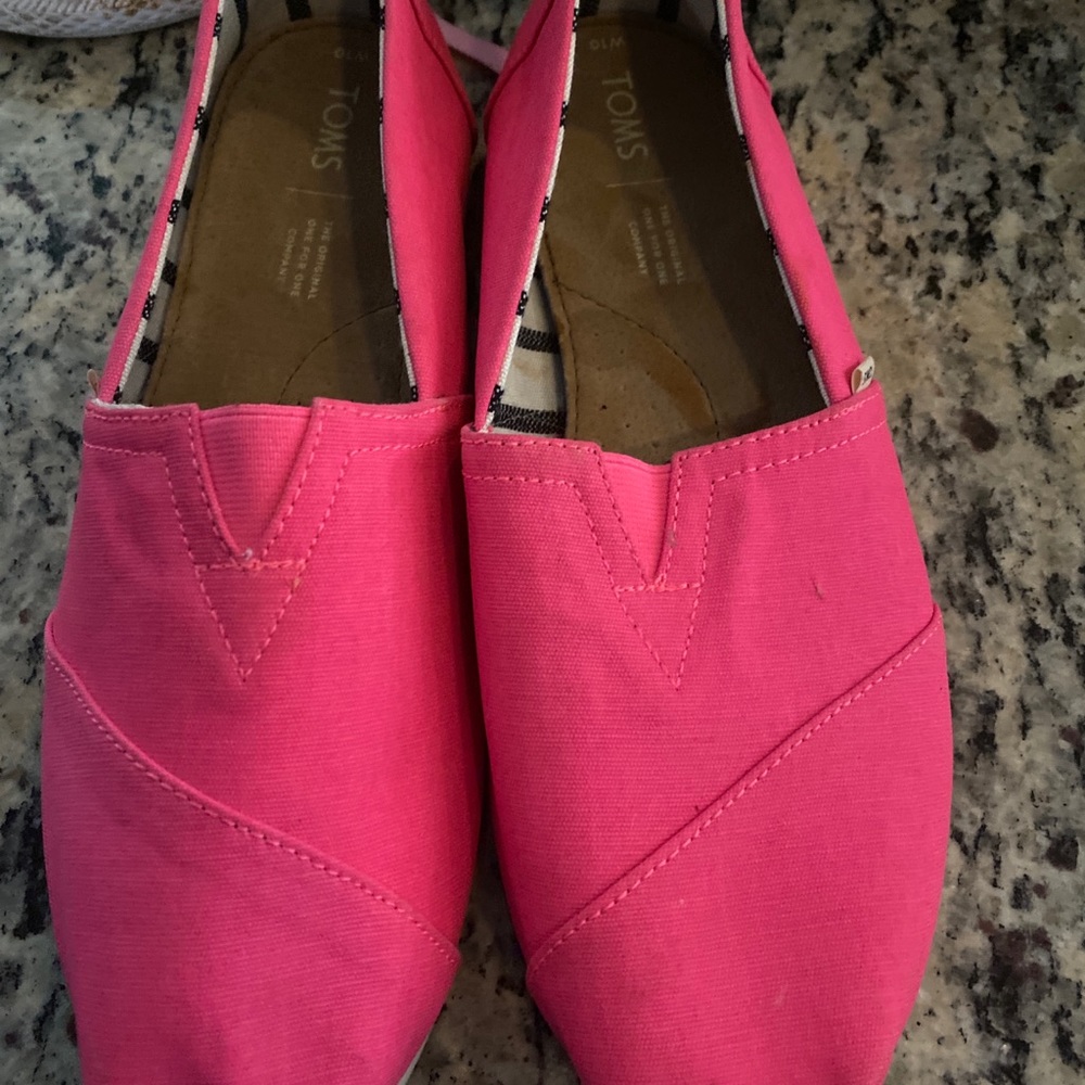 Size 10 neon pink TOMS